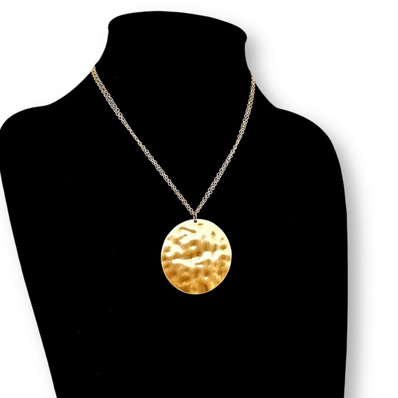 THE LIMITED 2” Hammered Gold Medallion Necklace NWT​ - Picture 4 of 7